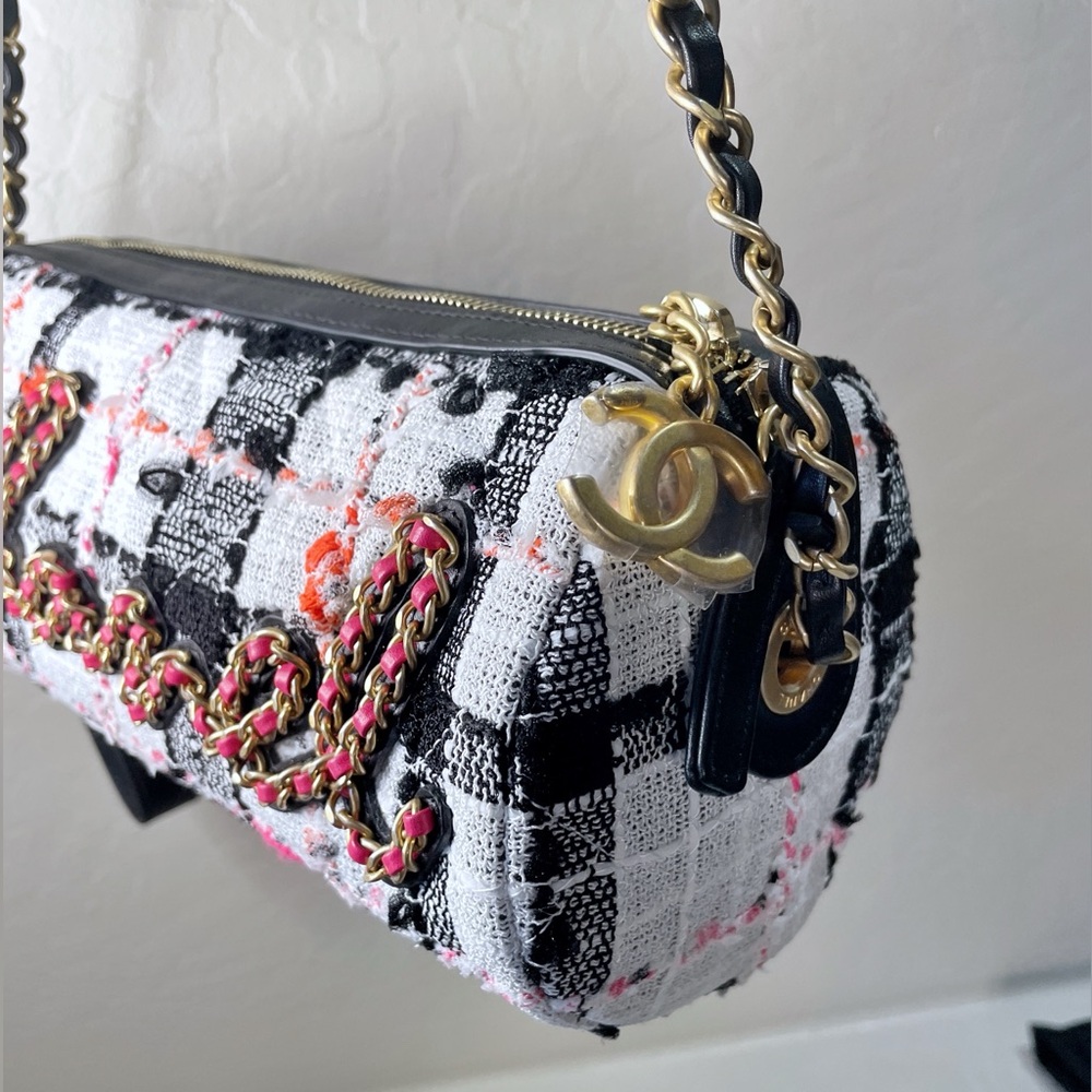 Chanel 2020 Runway Tweed Bag Signe Bowling Excellent Like New, Autenticated - Picture 3 of 16